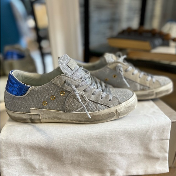 Stylish Sneakers in Gray and Blue